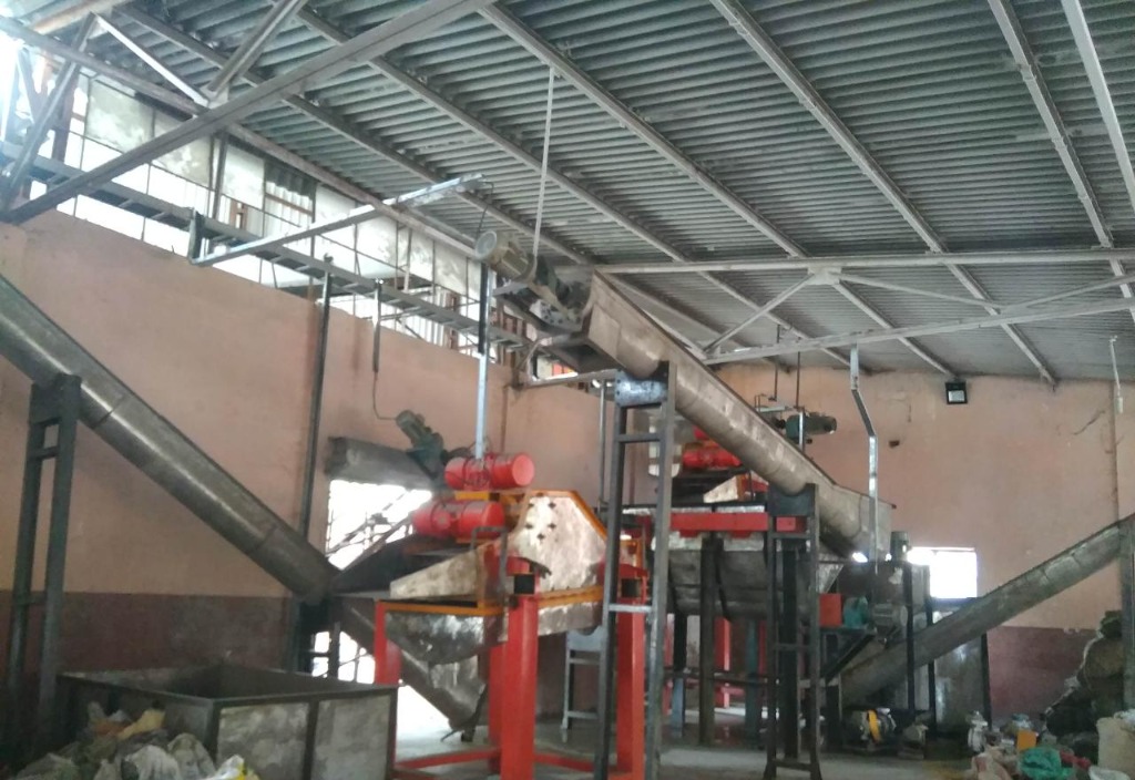 Mechanical breaking and conveying equipment on the plant floor