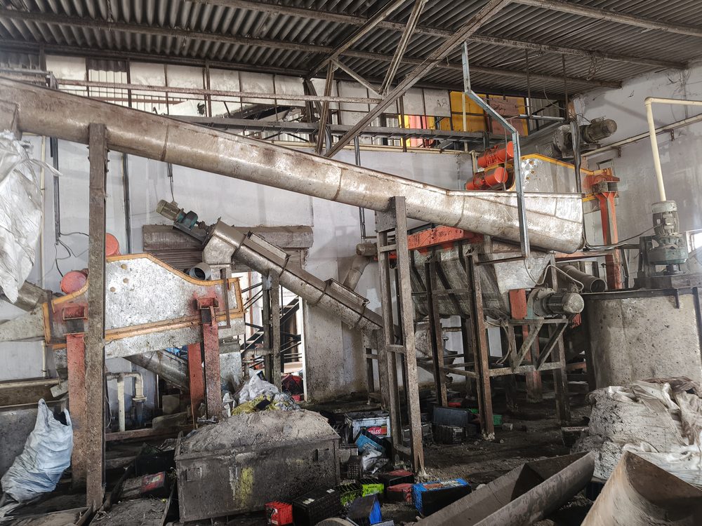 Mechanical breaking and conveying equipment on the plant floor