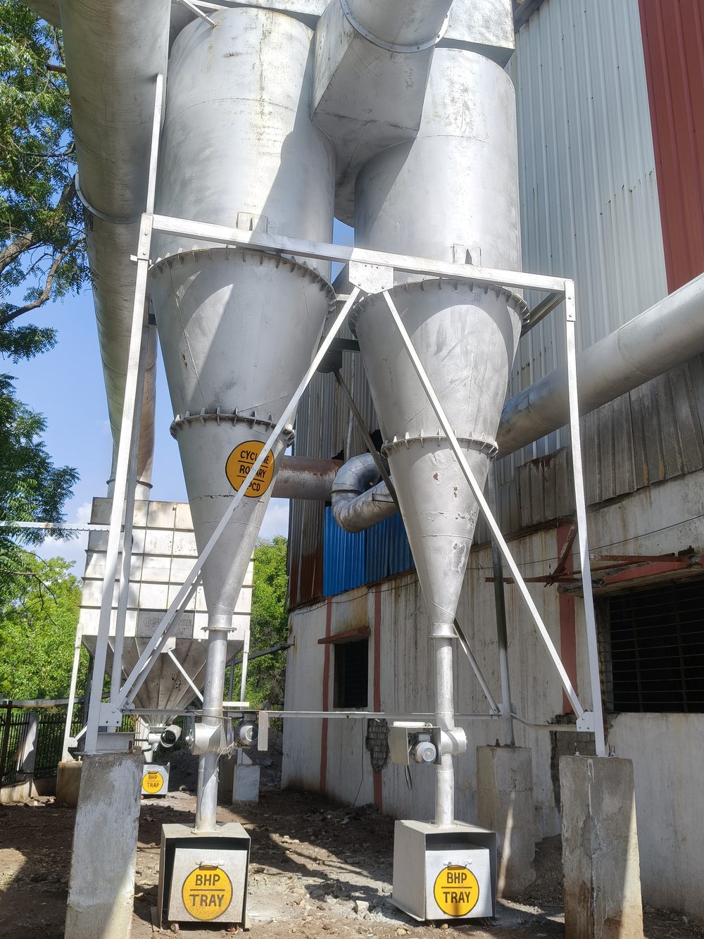 Twin cyclone separators with BHP tray collection
