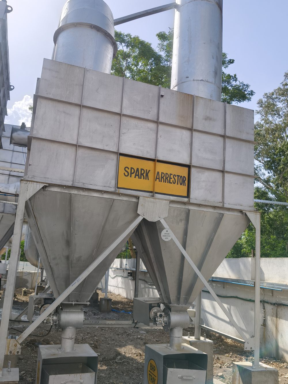 Spark arrestor ahead of the bag house line